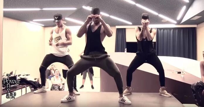 Джаст дэнс 2017. Танцевать текст. Кто пел песню музыка. Девчонки танцуют. Гопник танцует.