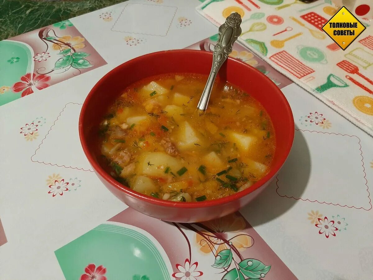 Суп с мясом без картофеля. Картофельный супчик на курином бульоне. картофель в бульоне. картошка с бульоном. суп на курином бульоне с картошкой.