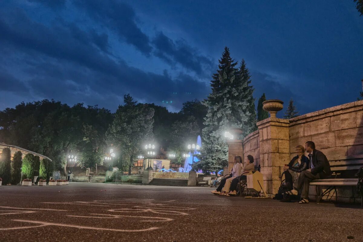 город пятигорск ночью. город ессентуки ночью. театральная площадь ессентуки зимой. ночные ессентуки. храмовый комплекс рио-де-кавказ в ессентуках.