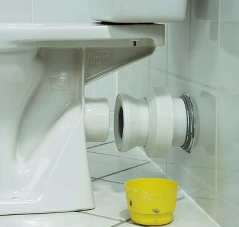 Подключить унитаз к канализации с косым выпуском. Унитаз фановая труба соединение. Унитаз с косым выпуском 100 мм присоединить к трубе 110 миллиметров. Труба соединение для унитаза и канализации 110. Стык канализационной трубы и унитаза 110 мм.