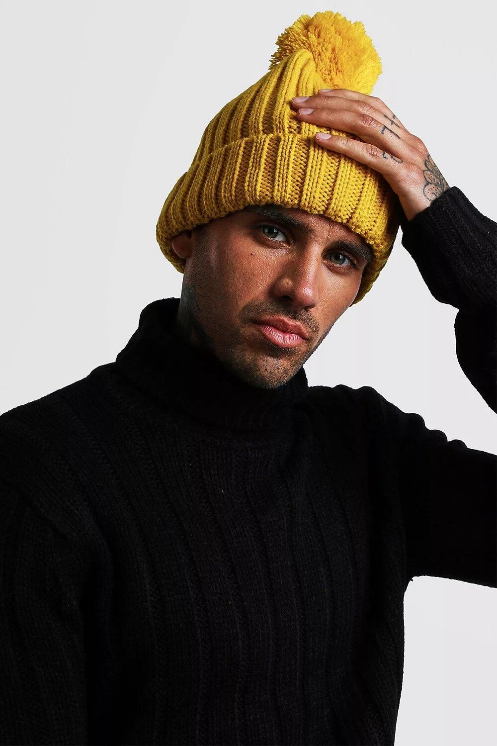 шапка с бубоном мужская. шапка quicksilver мужская с помпоном. мужская шапка крупной вязки. мужчина в шапке с помпоном. шапка с помпоном мужская.