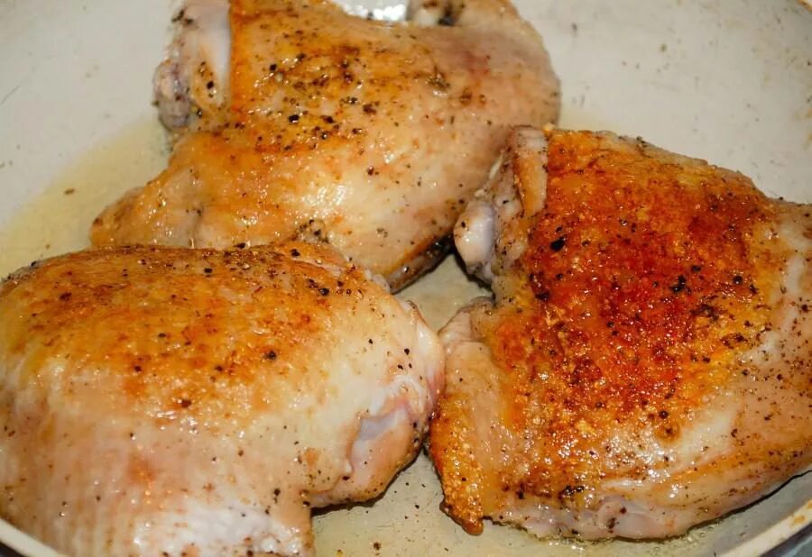 Бедра куриные в мультиварке вкусно. Куриные бёдрышки в духовке. жареные куриные бедрышки. бедро куриное жареное. жареные куриные бедра на сковороде.