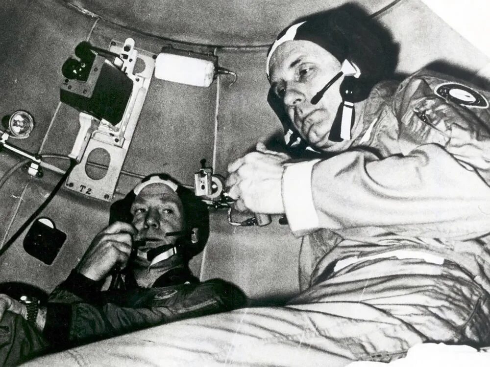 Первый американский космический полет. Рукопожатие в космосе Союз Аполлон 1975. Леонов Союз Аполлон. Союз Аполлон космонавты.
