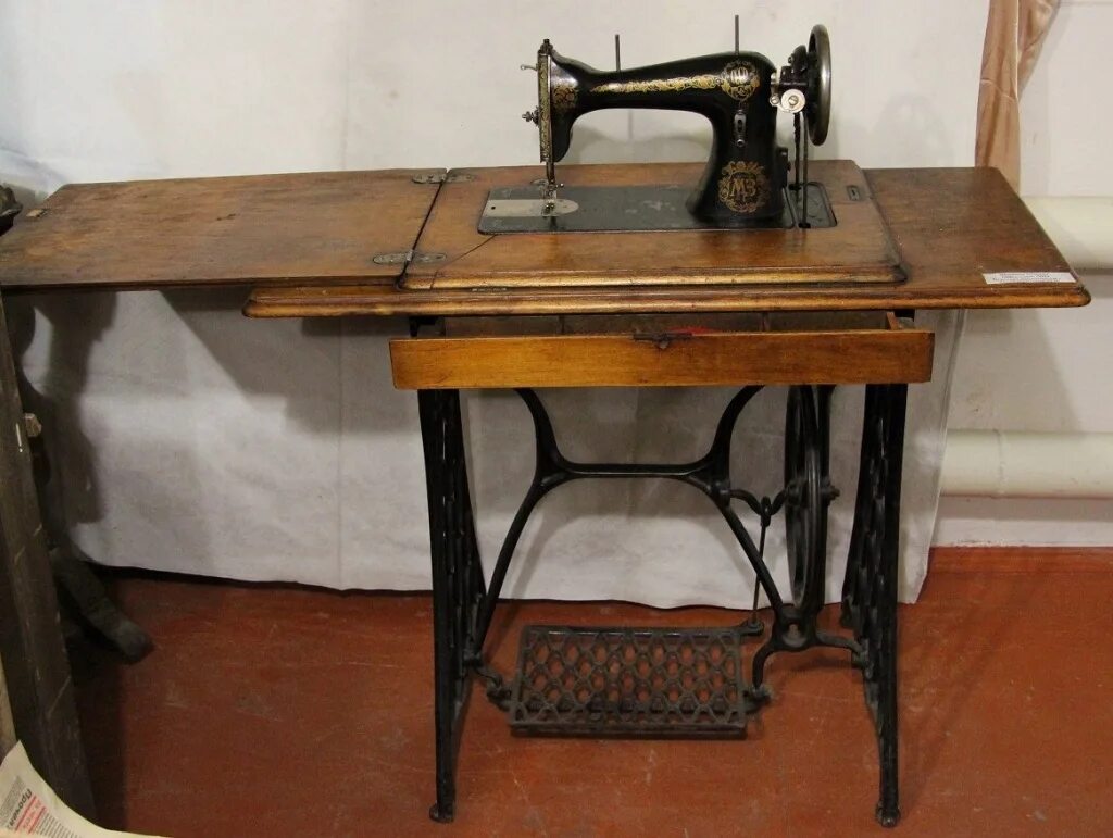 Ноги швейной машинки. Машинка Зингер 1925. Швейная машинка Зингер 1851. Зингер ножная швейная машинка 50x. Zinger швейная машинка 1940г.