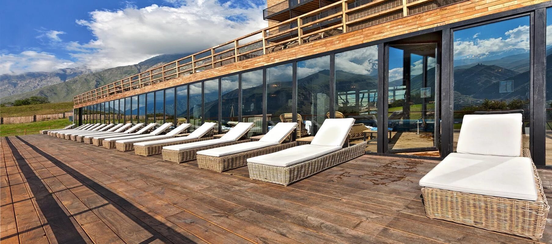 Грузия отели в горах. Rooms hotel kazbegi грузия. румс бутик отель казбеги. rooms hotel kazbegi ресторан. rooms hotel kazbegi 4*.