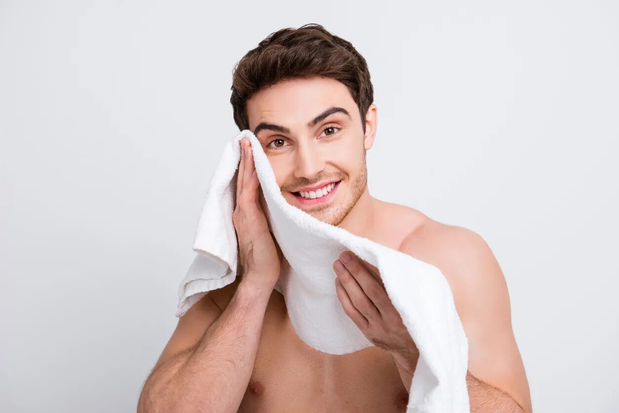 Мужик с полотенцем. Мужчина в полотенце. Вытирает лицо полотенцем. Мужчина с полотенцем в руках. Полотенце для лица мужское.