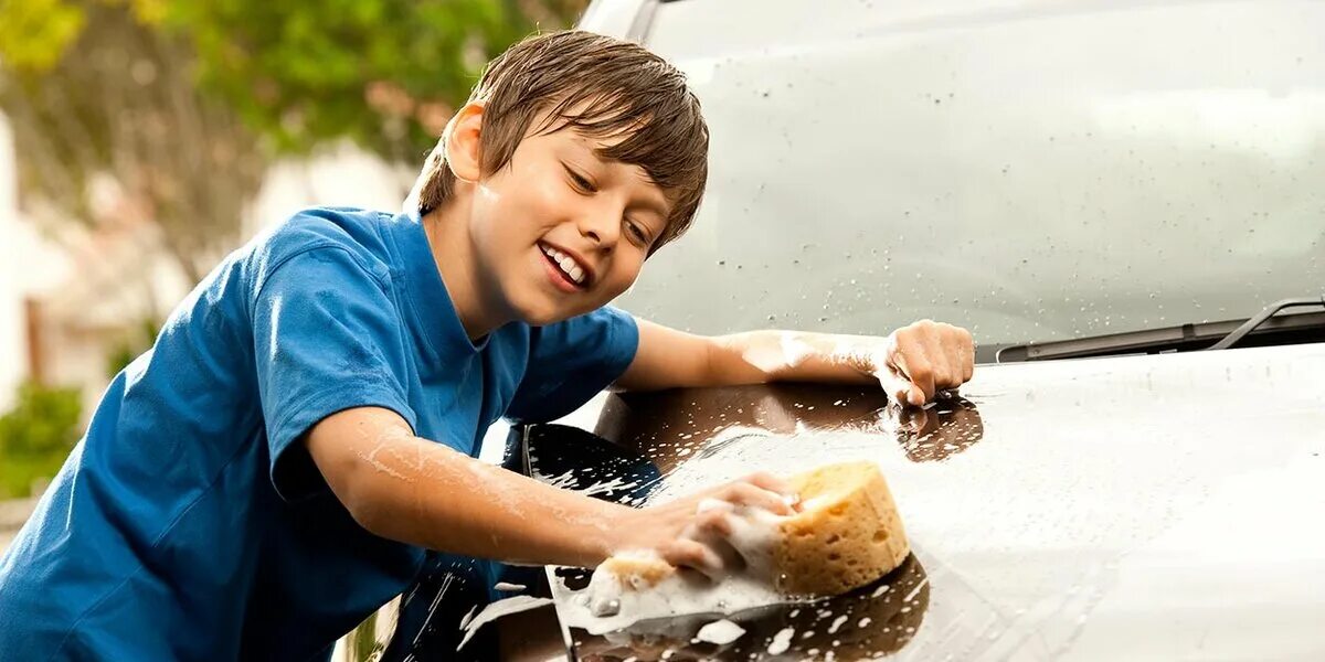 Подросток моет машину. Мальчик моет машину. Подростки работают. Мойка автомобилей подростками. Boys washing