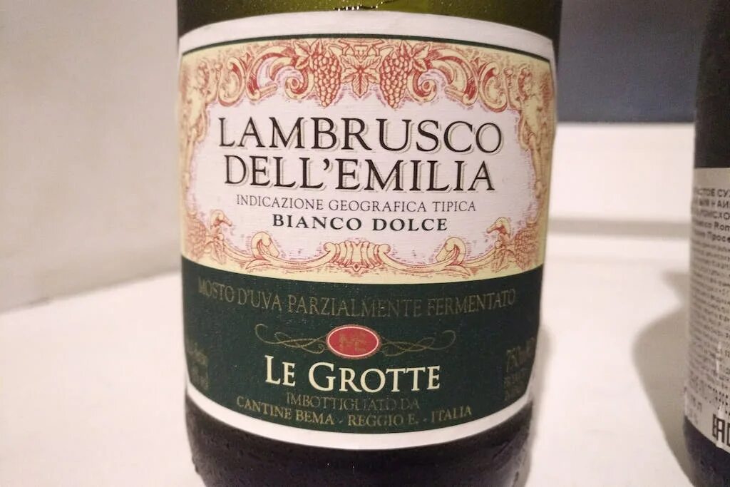 Lambrusco dell emilia цена. Вино Ламбруско красное полусладкое. Ламбруско вино игристое красное белое.