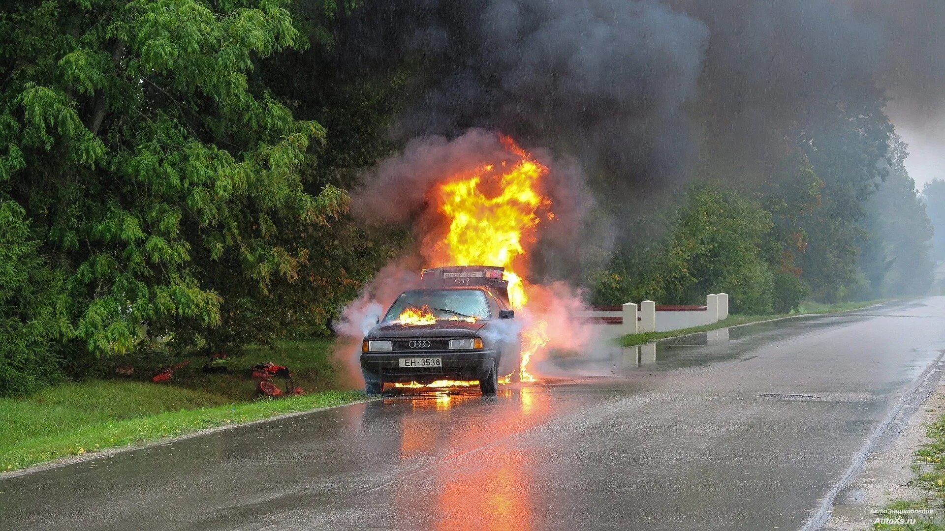 Дорожно транспортное происшествие с огнем. Пожары на транспортных средствах. Загорелся двигатель автомобиля