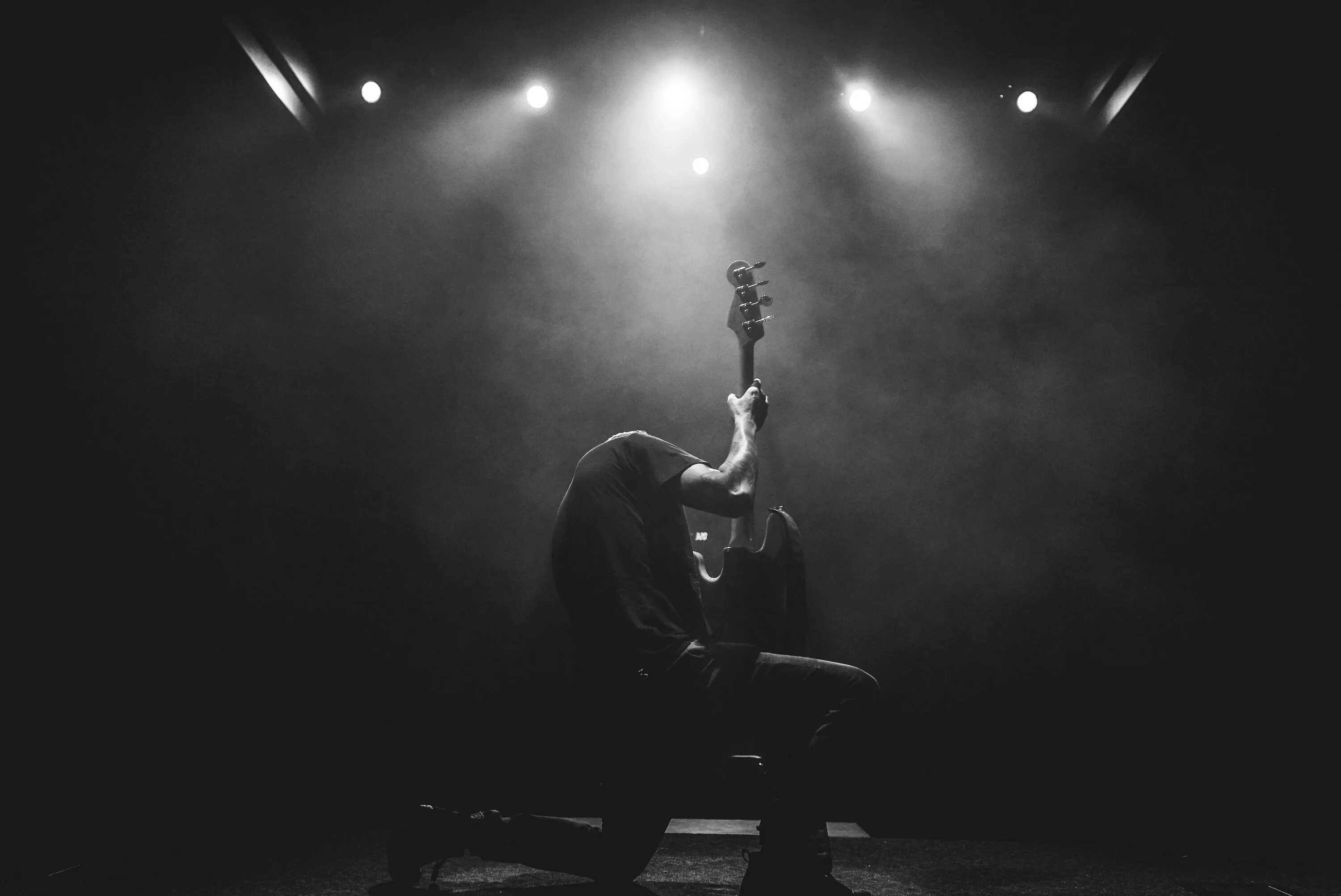 Гитарист на сцене. Рок гитарист. Гитарист в темноте. Сцена в темноте. Курят и слушают рок