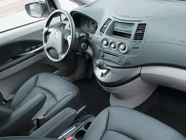 Автомобиль Mitsubishi Grandis: Фото #04 из 18, размер изображения 300 на 170 p