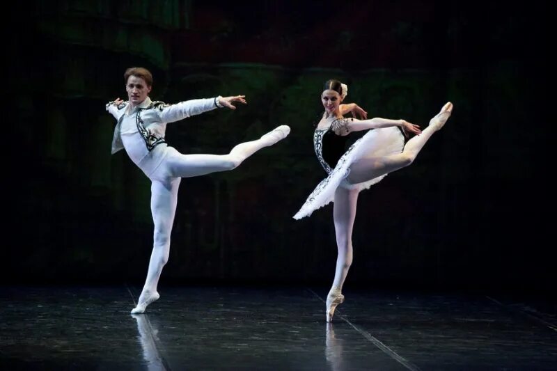 Театр оперы и балета таранов. Биография балета. Чайковского «лебединое озеро». Китайский балет лебединое озеро. Балет лебединое озеро.