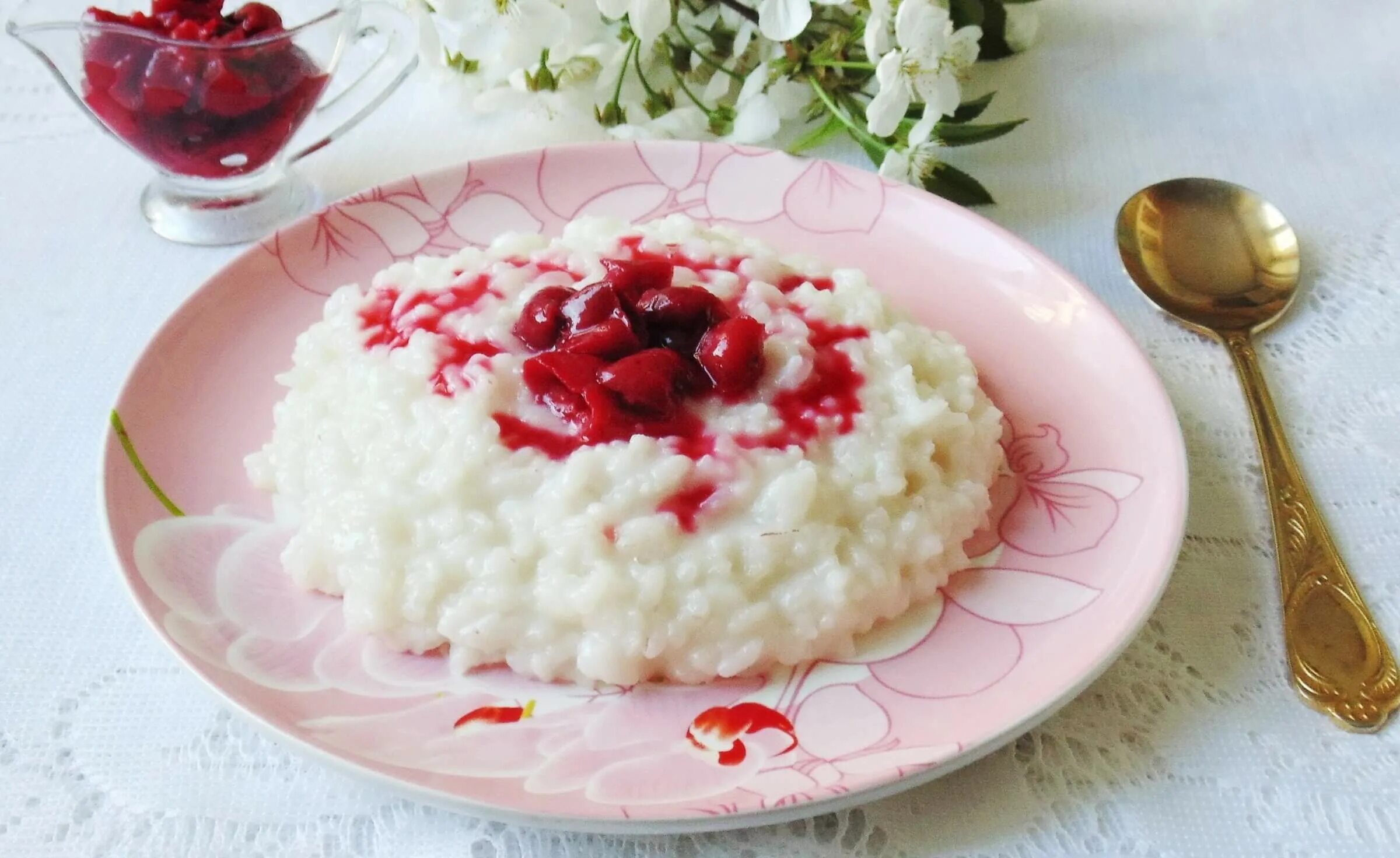 Каша рисовая с джемом. Сладкая рисовая каша на молоке. Рисовая каша с вареньем. Сладкая рисовая каша