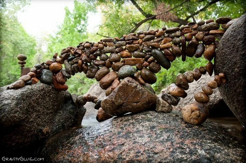 Stone over. Камни Майкла граба. Композиции из камней в природе. Камень в искусстве. Древесная композиция на камнях.