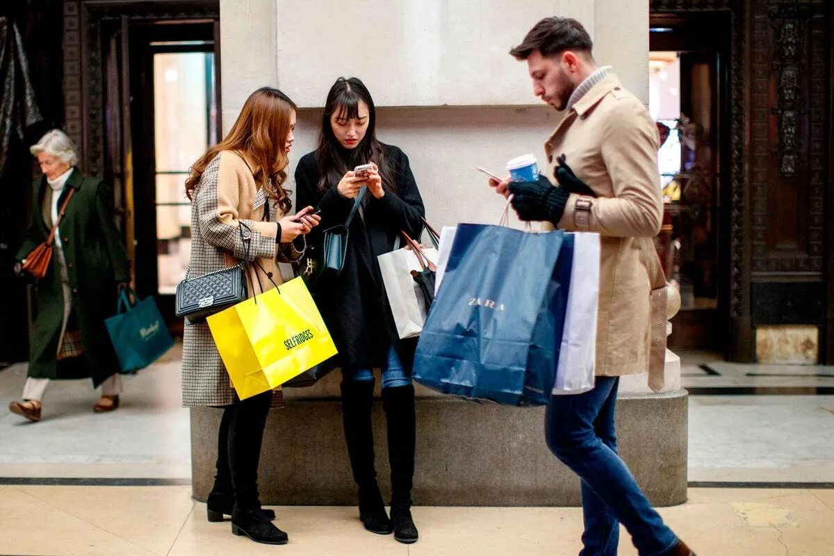 Look the shopping center is. Шоппинг. Шопинг в Великобретании. Шоппинг в Великобритании. Шопоголики в Англии.