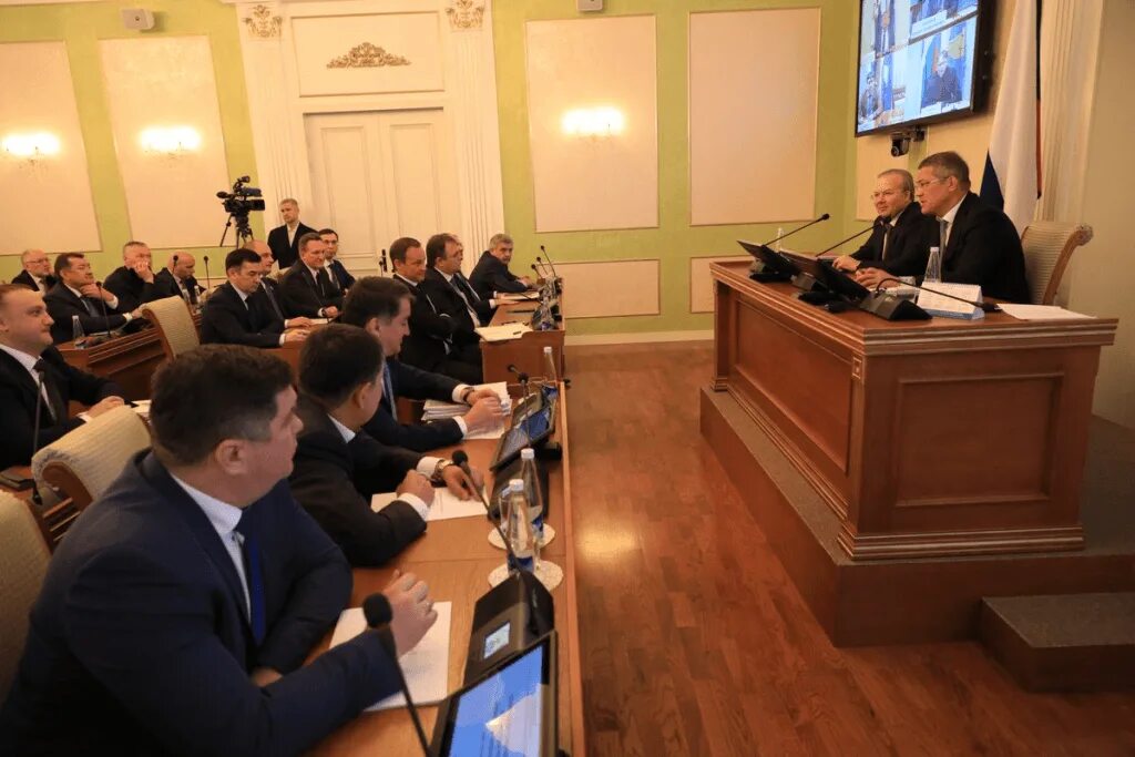 Совещание правительства рб сегодня. Оперативка правительство башкирия. оперативное совещание у главы рб. зал заседаний правительства республики башкортостан.