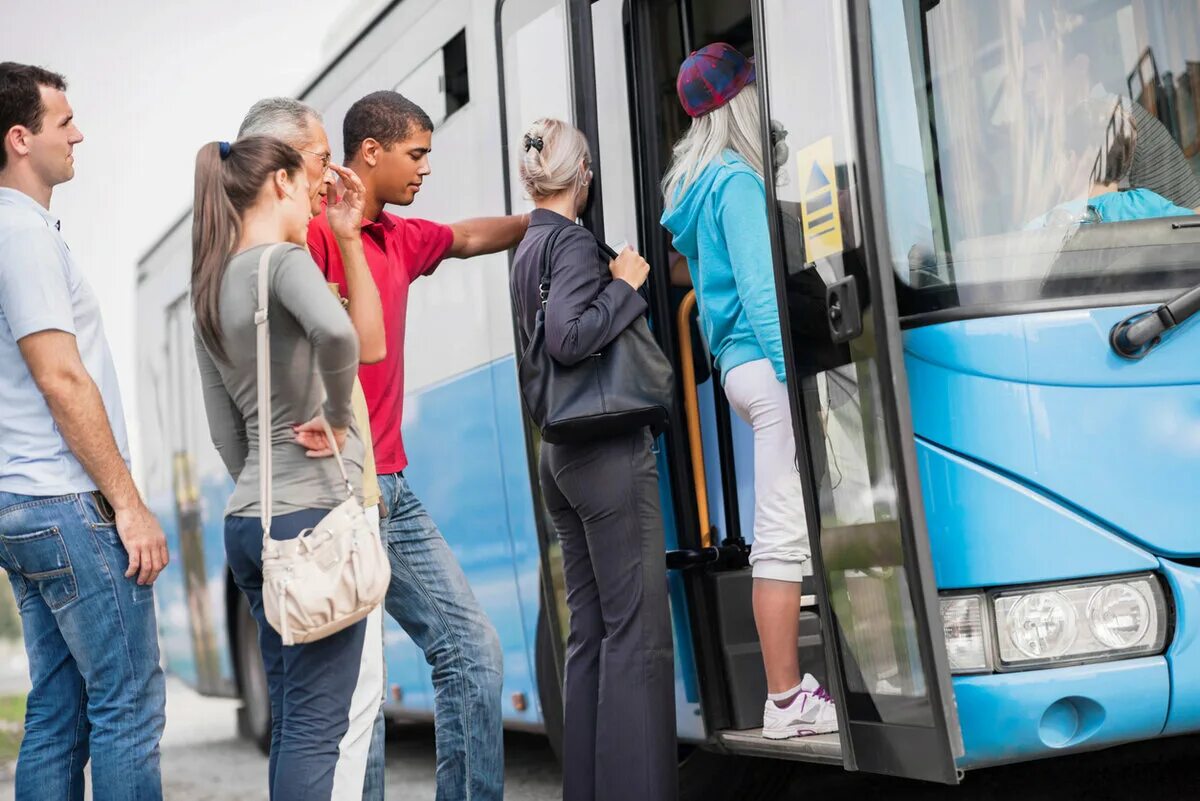 Фото входящих. Люди в транспорте. Пассажиры в автобусе. Люди заходят в автобус. Пассажиры общественного транспорта.
