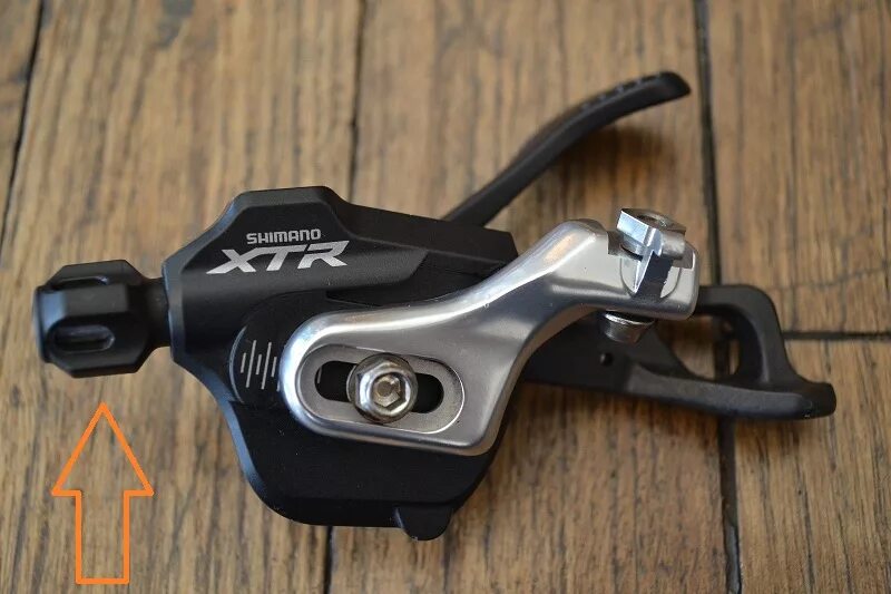 Как настроить переключатель шимано. Передний переключатель скоростей shimano. регулировочные болты на переключателе shimano xt. регулировочный винт шимано м 8000. регулировочный винт колодок шимано м 8000.
