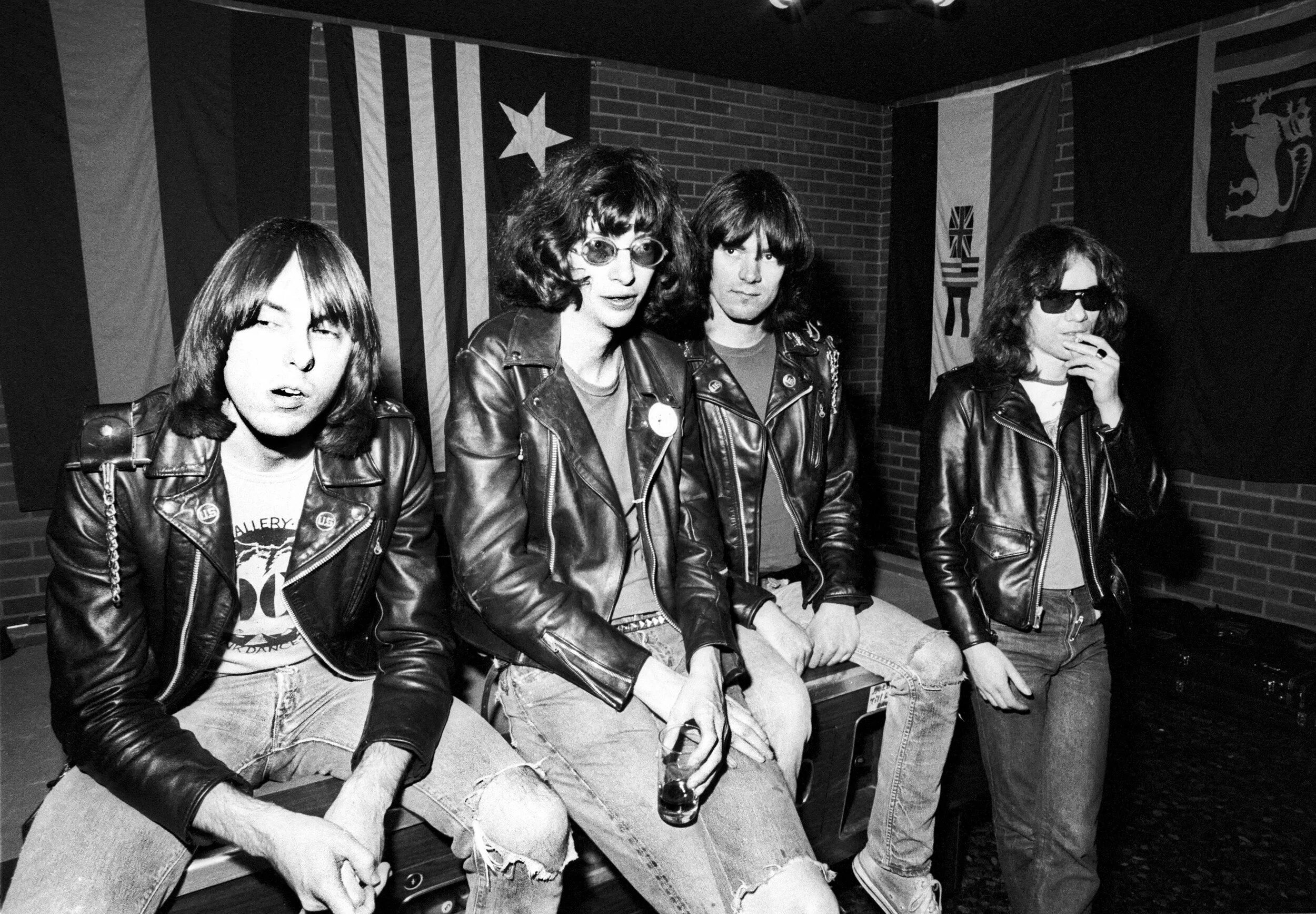 Ramones панк-рок-группа. Группа ramones punk. Группа ramones. Рамонес группа. Группа ramones.