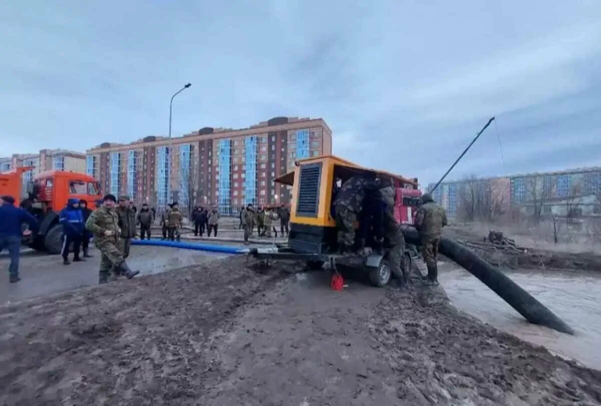 Паводки в казахстане уральск. Чрезвычайные ситуации на дорогах. Паводок. Чрезвычайные ситуации фото. Весенняя улица.