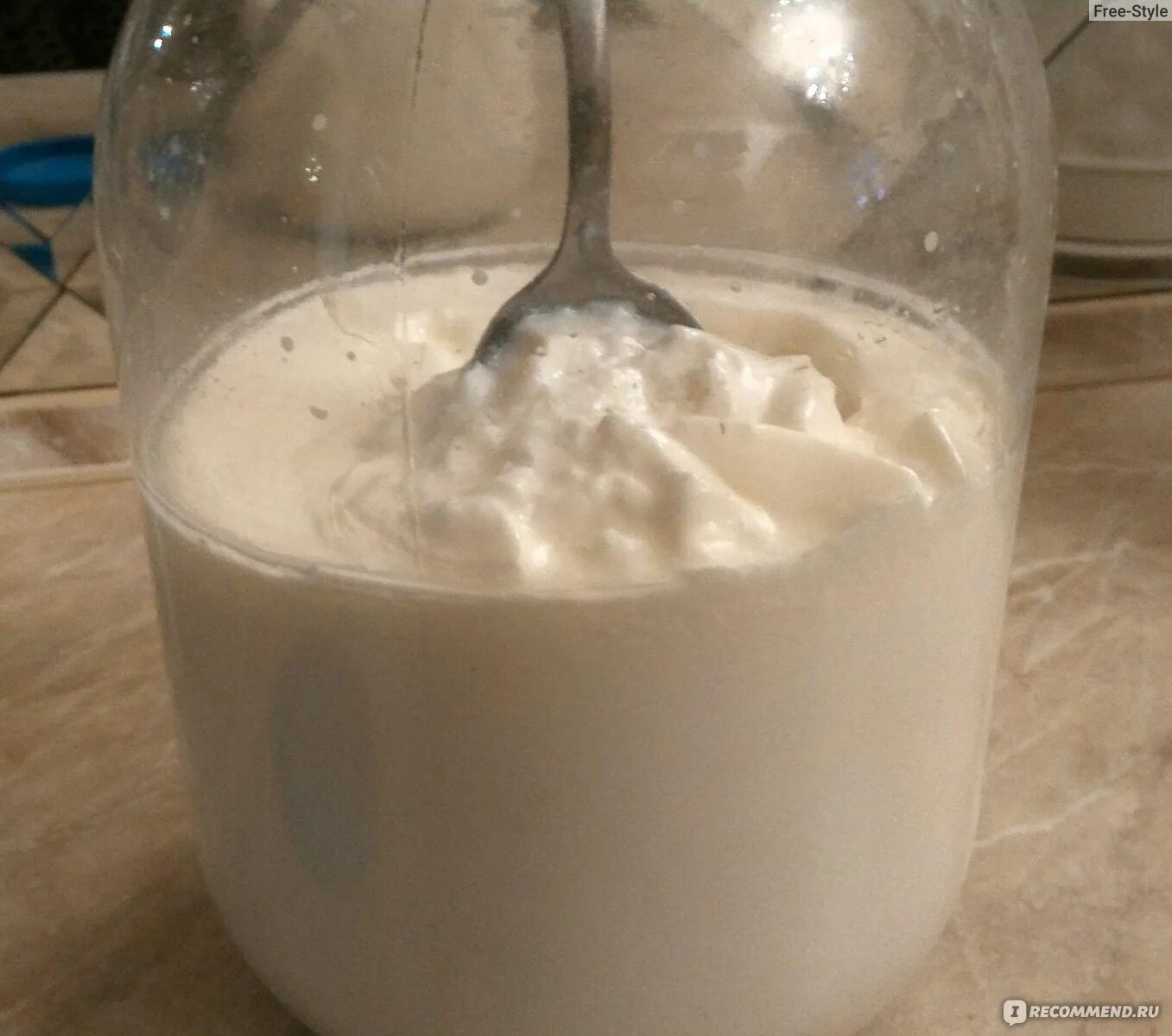 Молоко домашнее. Кислое молоко. Скисшее молоко. Домашний кефир из молока.