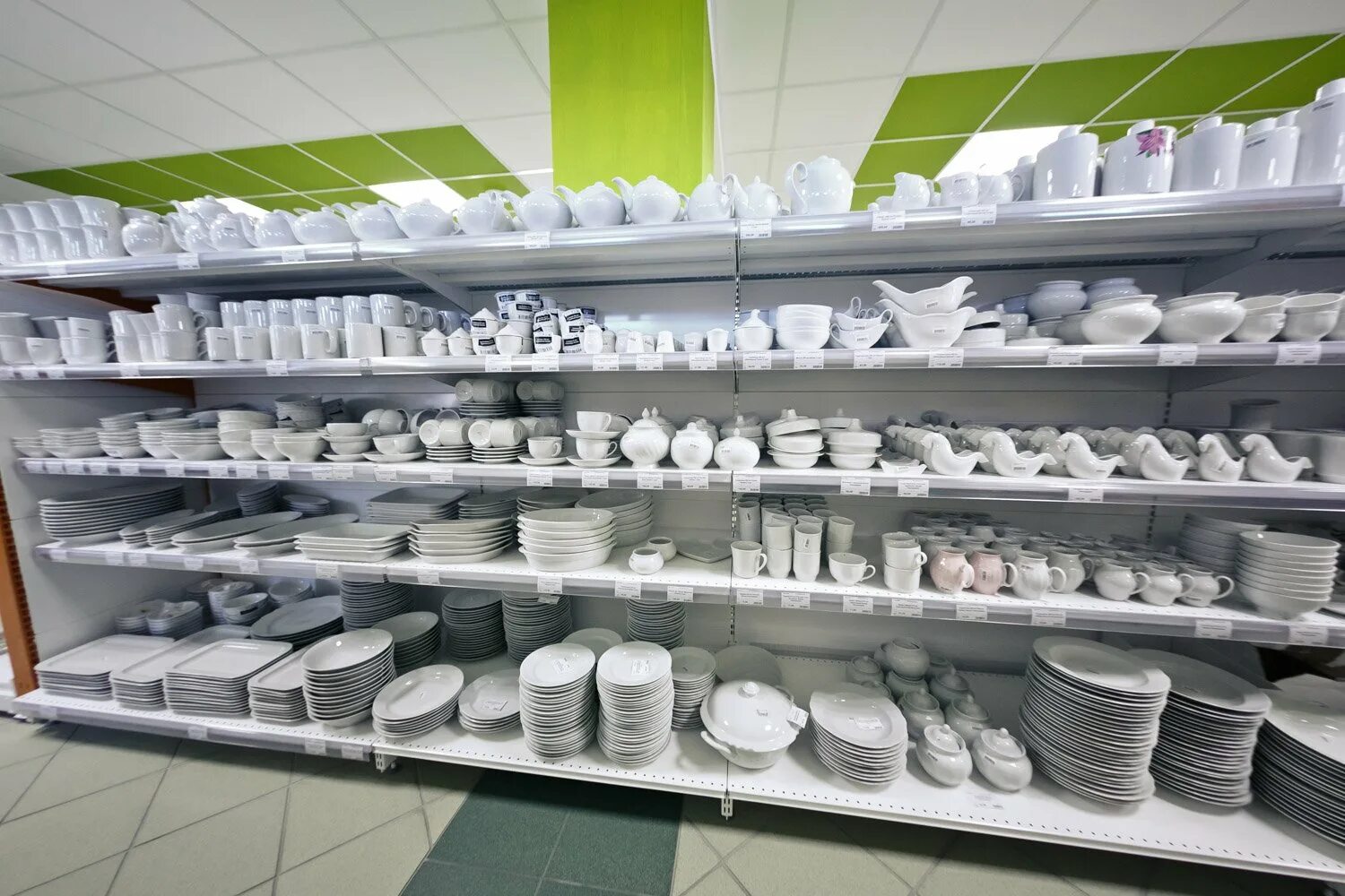 Фирменный магазин Дулевского фарфора. Выкладка посуды. Выкладка посуды в магазине. Выкладка керамической посуды.