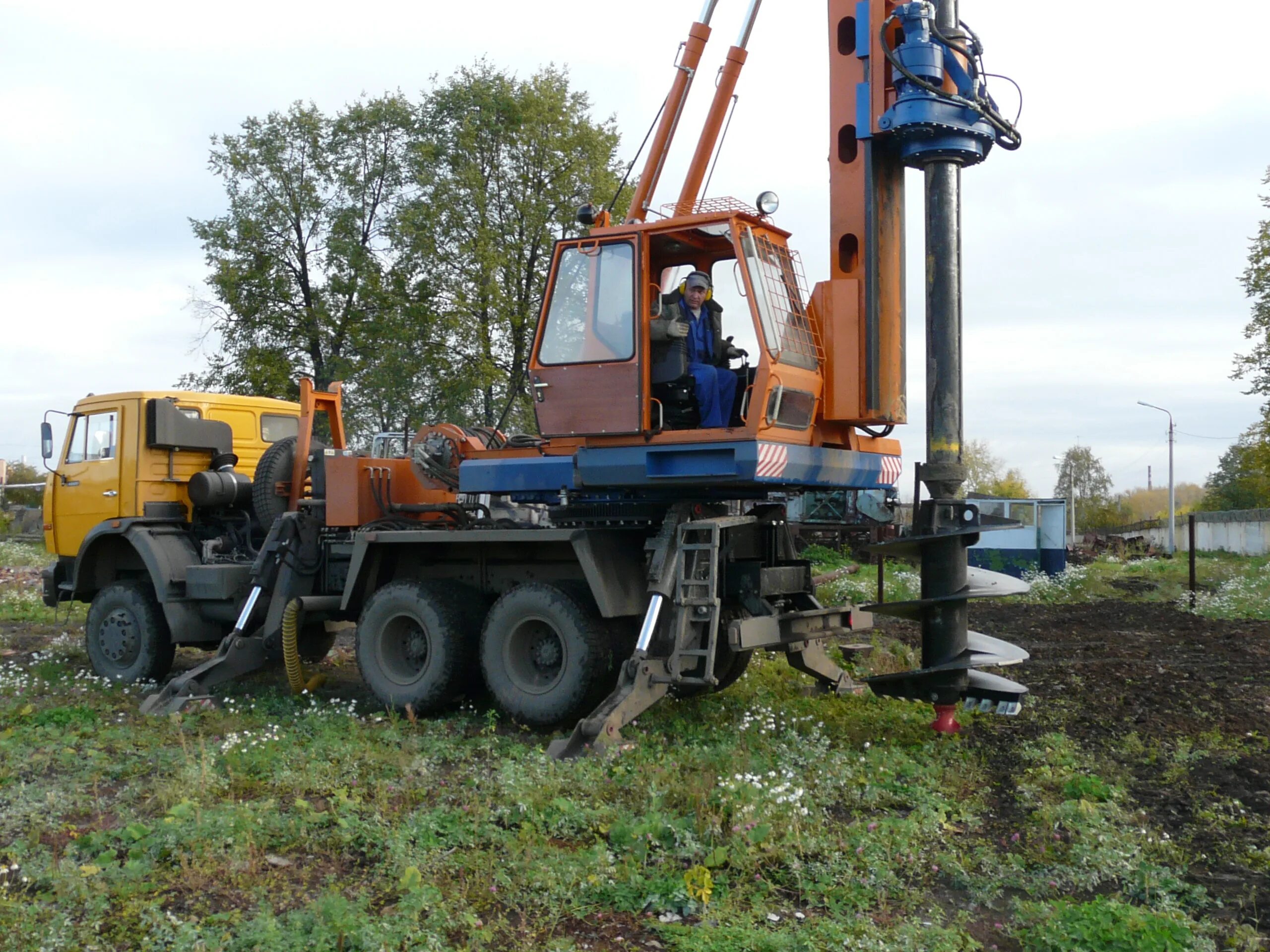 Камаз 43118 ямобур. Машинист бурильно крановой машины. Бкм камаз. Машина бурильно-крановая бкм-318-01. Машина бурильно-крановая бкм-318-01.