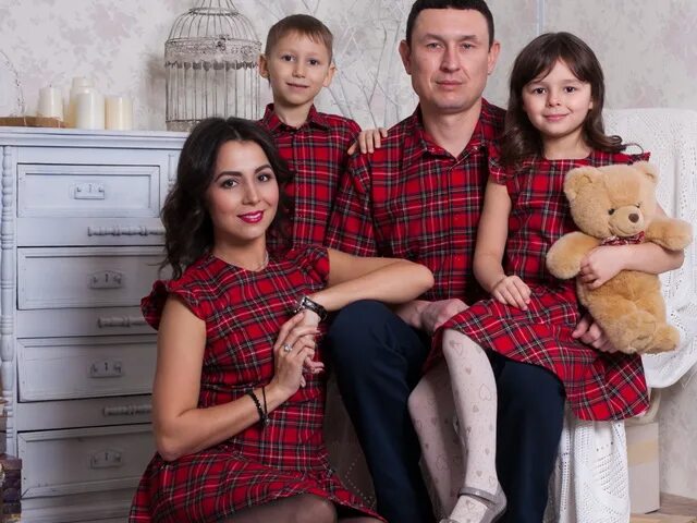 Счастливая семья. Родители и дети. Famyli. Счастливая семья с детьми и внуками. Famyli.