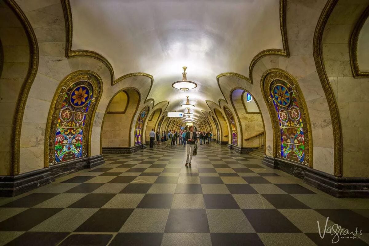 Живу в москве метро. Станция кольцевой линии Московского метрополитена. Новослободская (Кольцевая линия). Новослободская станция метро Кольцевая линия. Станция Октябрьская кольцевой линии.