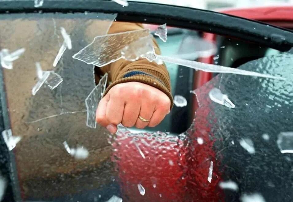 Разбитое окно машины. Разбитое автомобильное стекло. Разбили стекло в машине. Разбить окно автомобиля.
