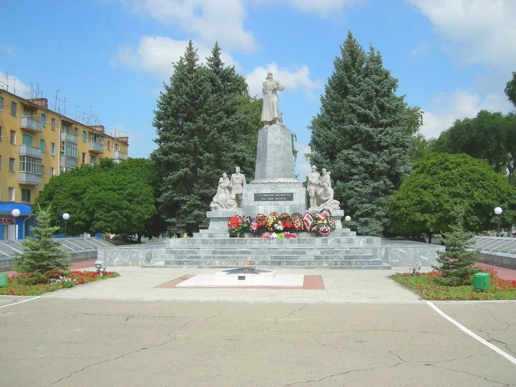 Город Тихорецк Краснодарский край. Площадь Жукова Тихорецк. Памятники города Тихорецка. Памятник на площади Жукова в Тихорецке.