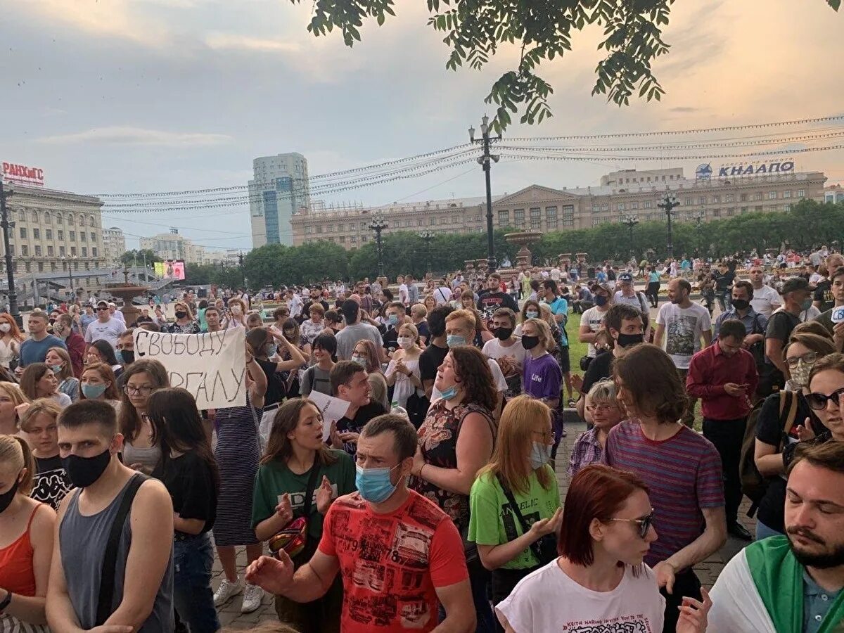 Митинги в Хабаровске в поддержку Фургала. Протесты в Хабаровске Фургал. Митинги в Хабаровске 2022. Хабаровск люди.