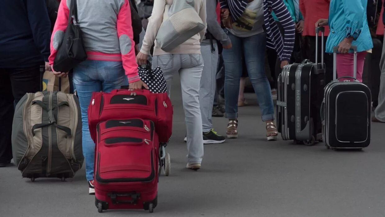 россия человек. жители уехали. люди уезжают. миграция людей. чемодан вокзал.