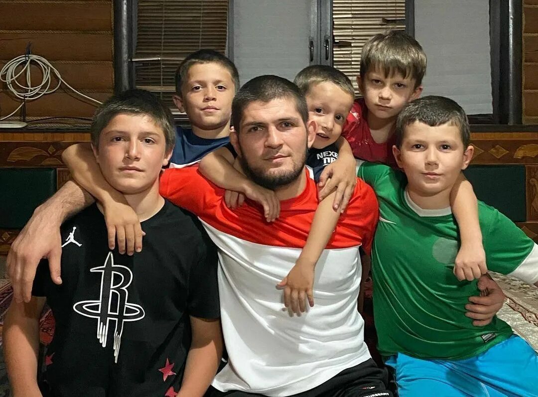 Семья хабиба нурмагомедова жена. Хабиб маленький. Дети хабиба еур магомедова. Хабиб с женой и детьми. Есть ли у хабиба дети.