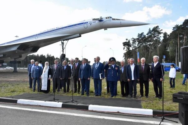 Ту-144 в Жуковском. Жуковский город ту 144. Город Жуковский самолет памятник. Жуковский самолет памятник ту 144.