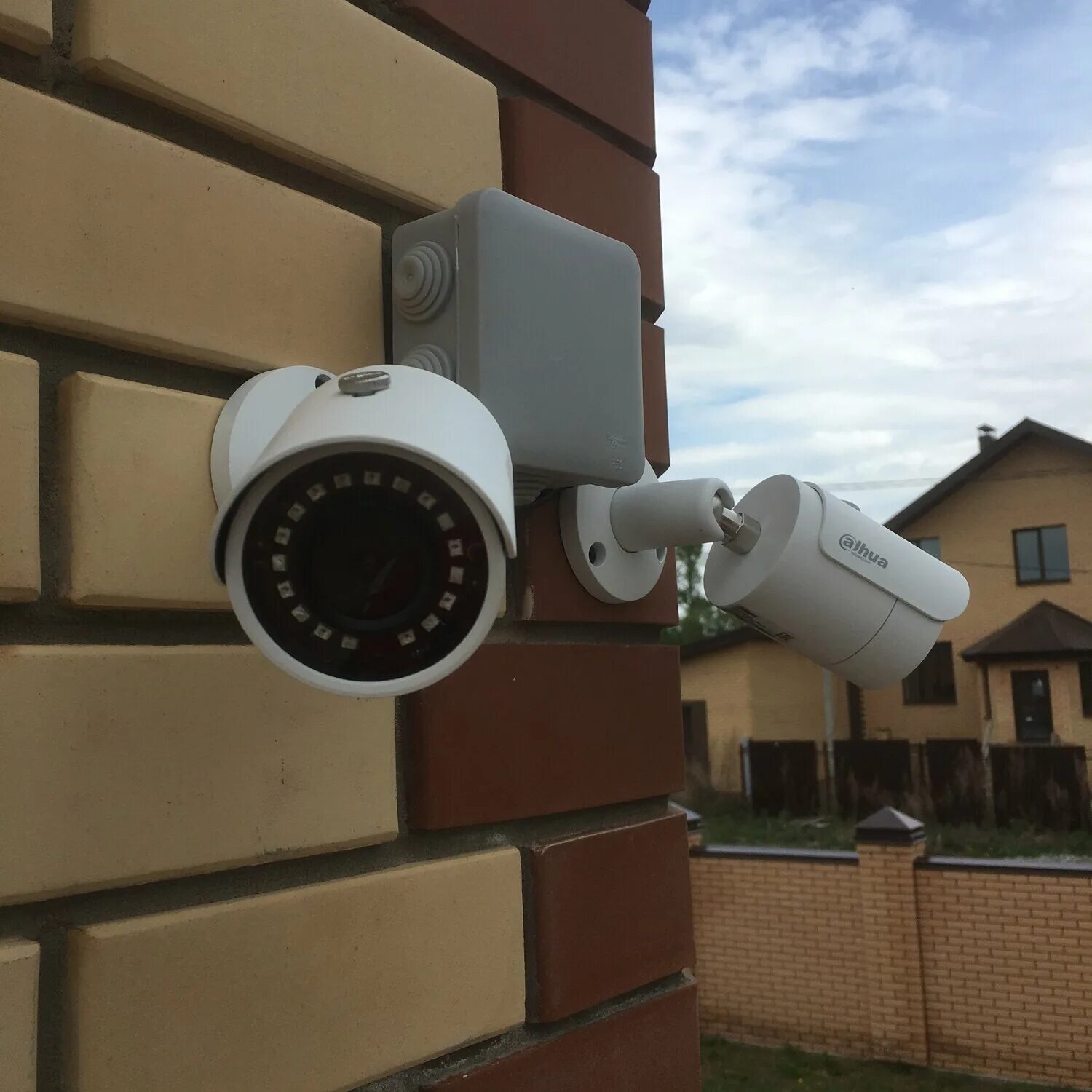 Камера видеонаблюдения на доме. Камера видеонаблюдения. Видеокамера частный дом. Монтаж видеонаблюдения. Видеонаблюдение для дома.