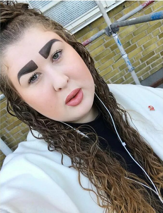 Страшные брови девушек. Ужасные брови у девушек. Самые страшные брови. Смешные брови у девушек. Смешные брови у девушек.