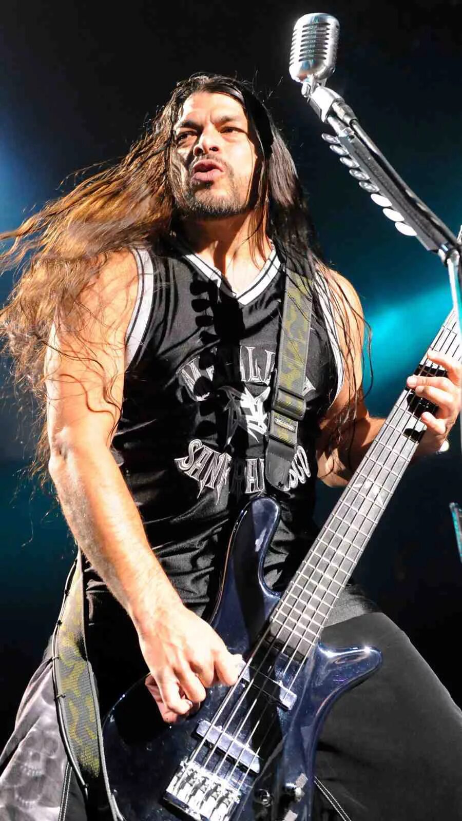 Роберт трухильо. Роберто трухилео металлика. Басист металлики роберт трухильо. Роберт трухильо. Басист металлики.