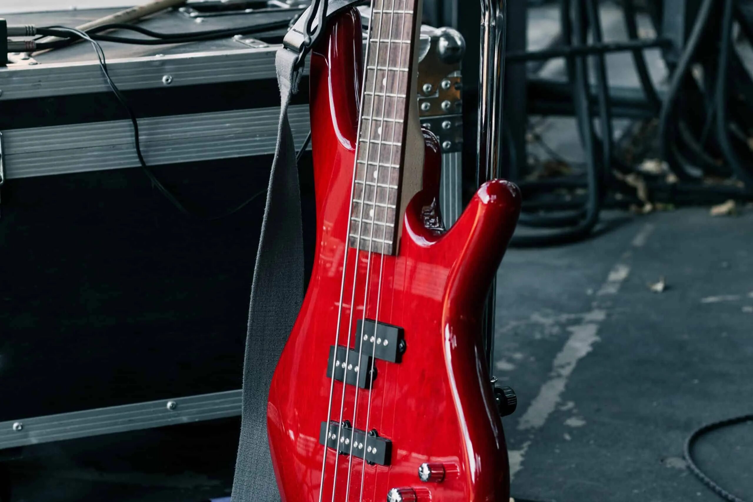 Bass top. Blazer Bass Guitar. Hollowbody Bass Guitar. Red Stone Bass Player ex. Split Guitar.