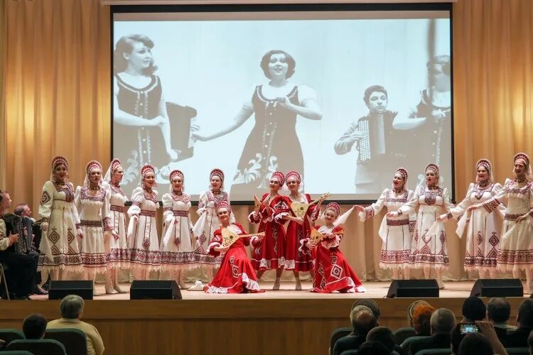 Воронежские девчата. Воронежские девчата концерт Поворино. Ансамбль воронежские девчата фото. Костюмы воронежские девчата.