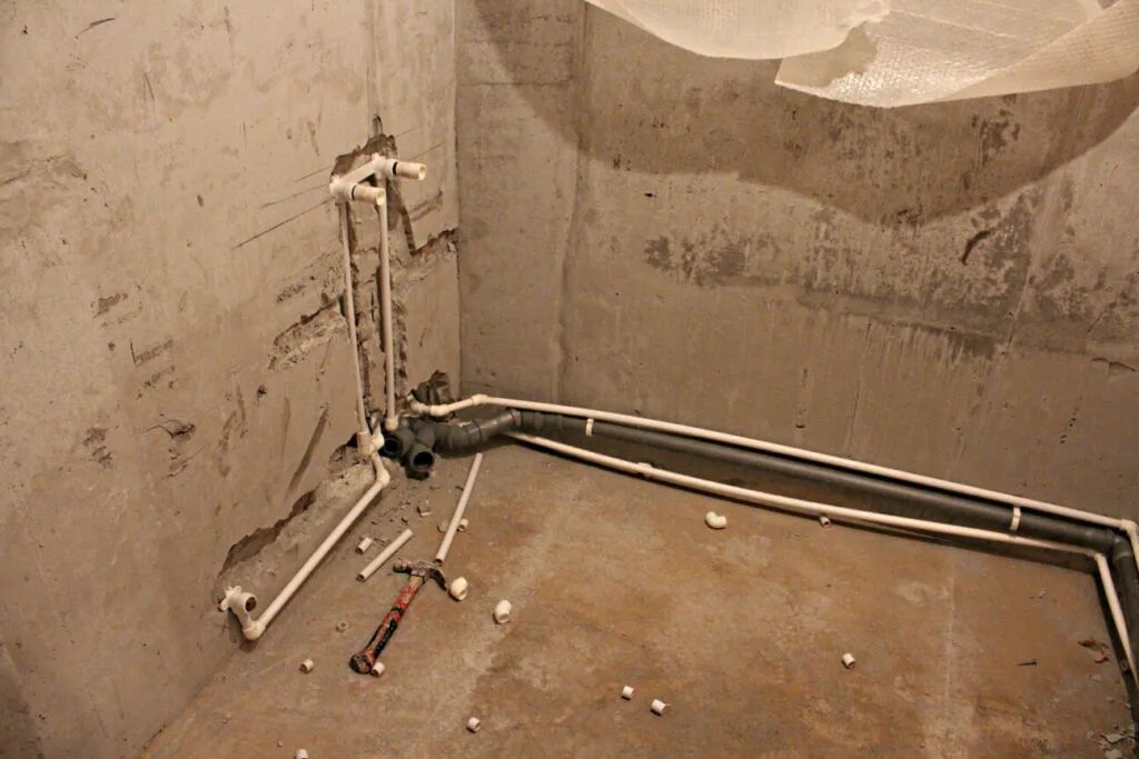 Полипропилен штроба канализация. Монтаж водопровода в ванной. Подводка воды к ванной. Подводка труб в ванной.