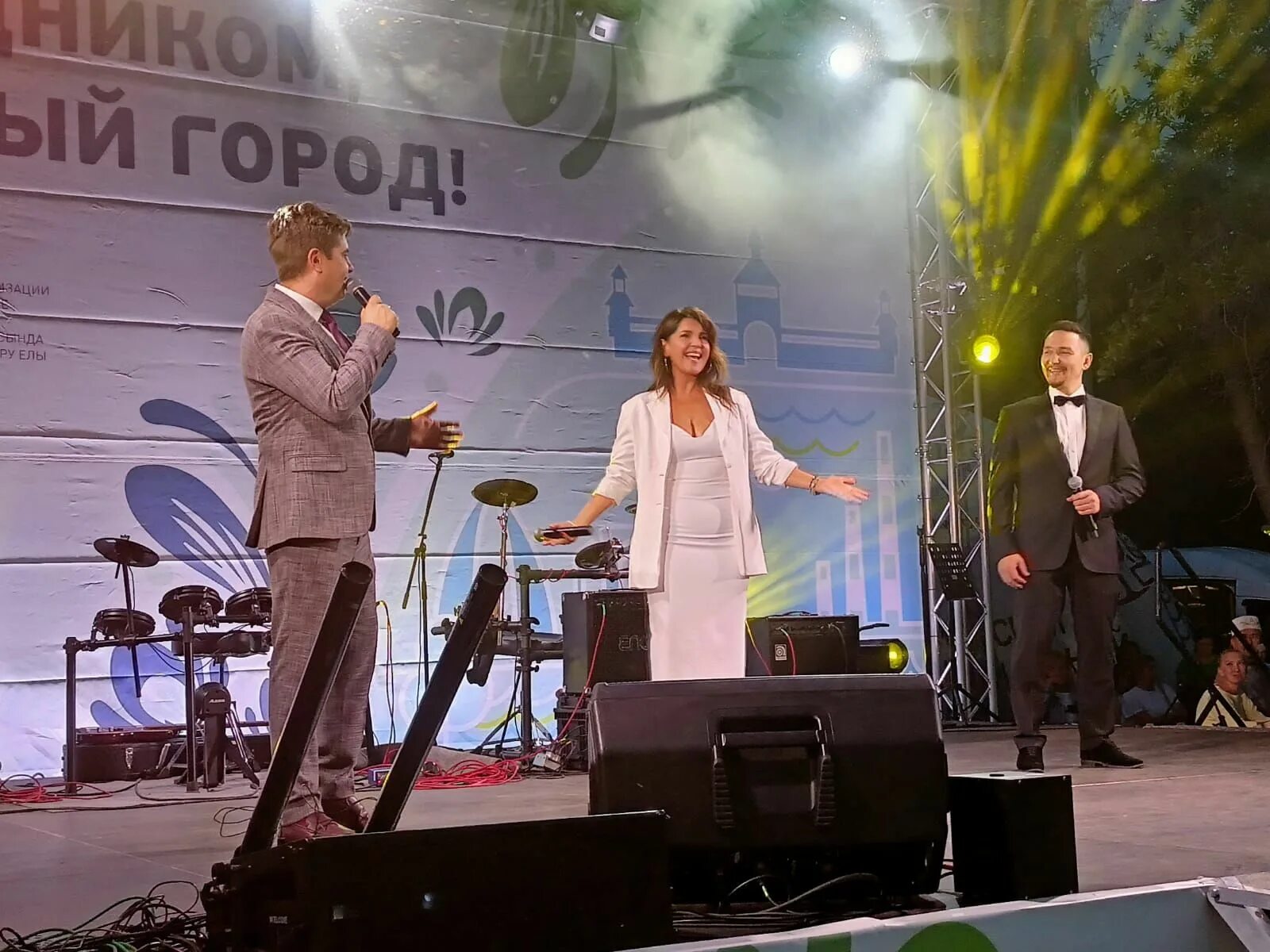 Залепс. Вокалист на концерте. Клуб шахтера киселевск. Кто приезжает какие артисты. Клуб шахтера киселевск.