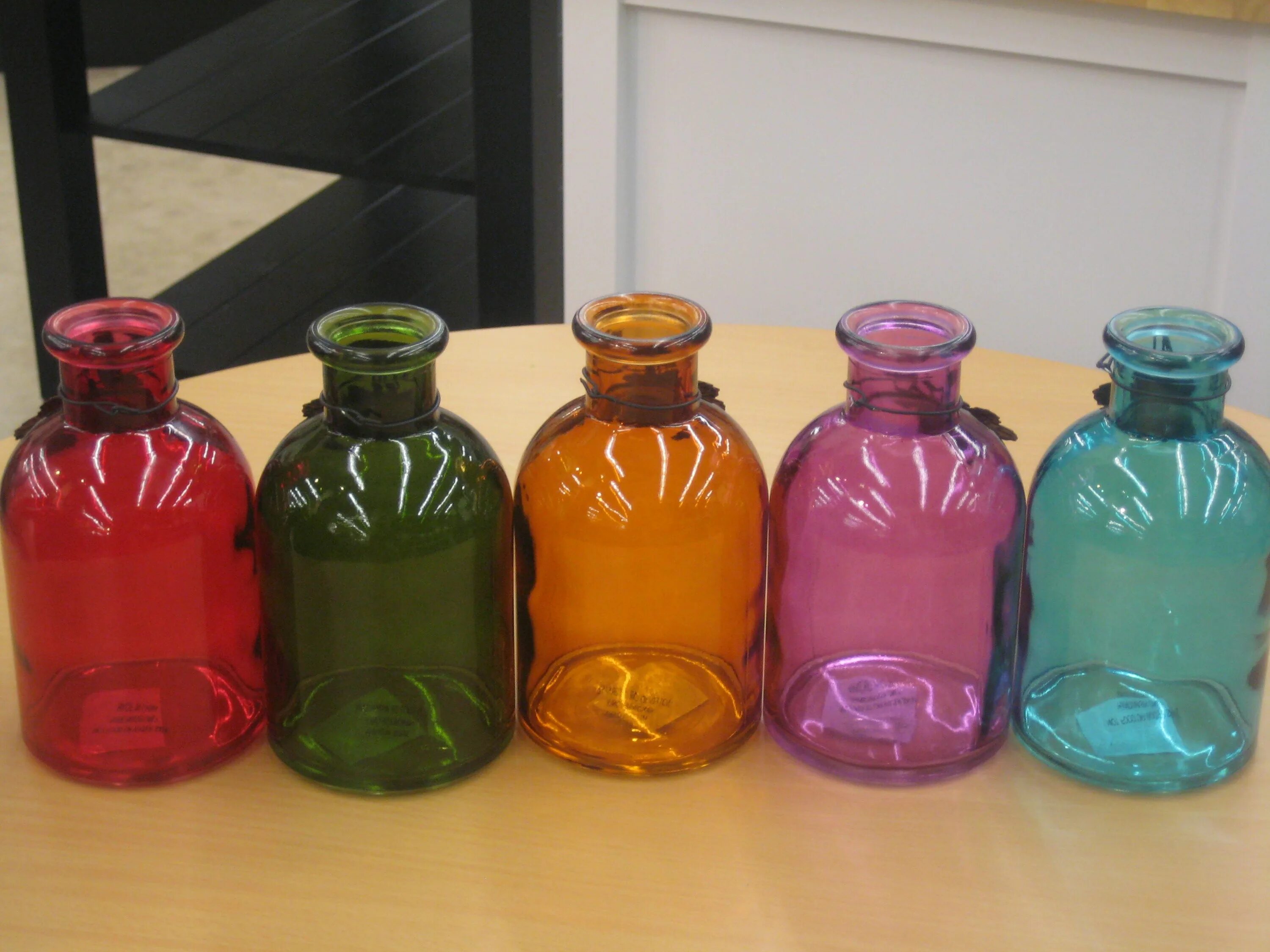 Цветные бутылочки. Цветные стеклянные бутылки. Интересные бутылки. Бутылка интересной формы. Цветные флаконы.