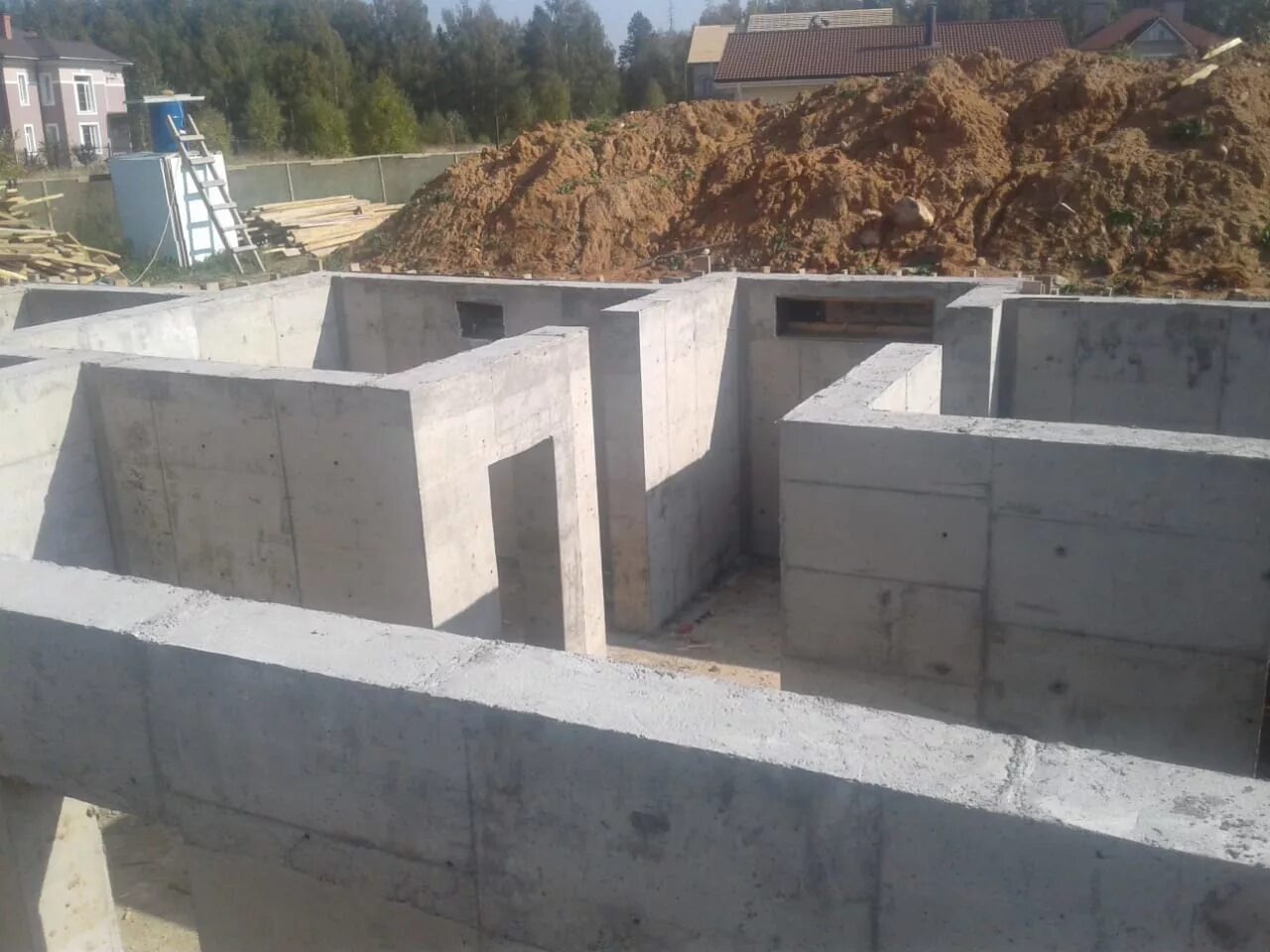 цоколь фундамента. монолитный цокольный этаж. монолитный фундамент с подвалом. фундамент с цокольным этажом. дом в разрезе.