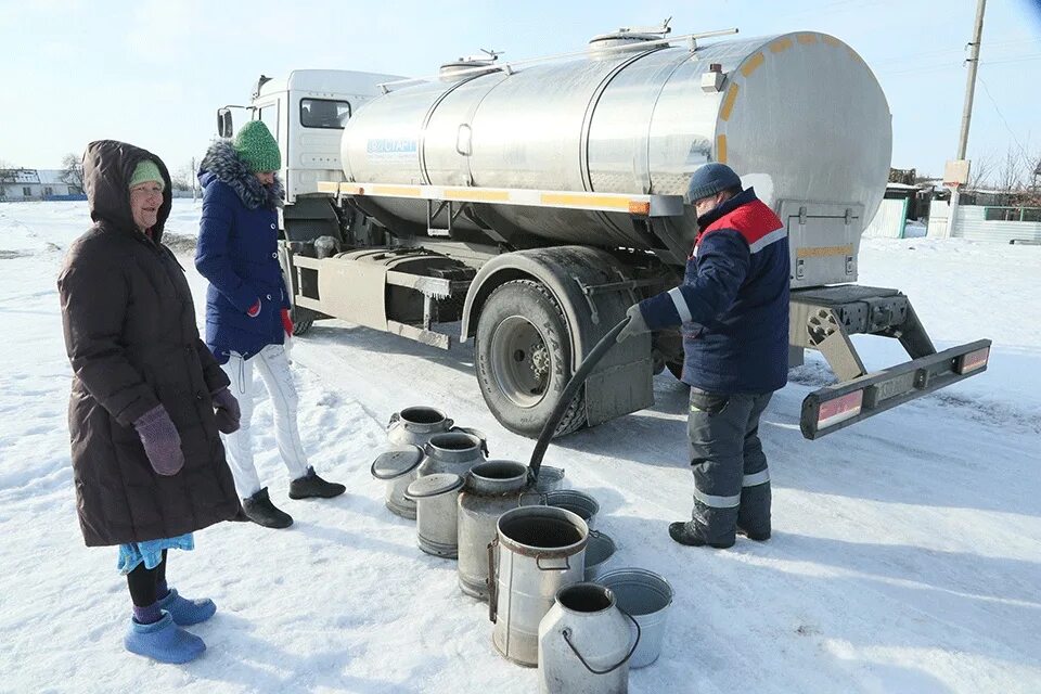 Водовоз в самолет. Водовоз. Зимний водовоз. Водовоз Кумтор. Молокановка Костанайская область.