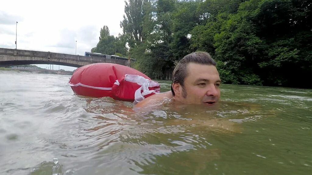 Человек бежит по воде. Мужик поплыл. Люди купаются. Парень плавает. Мужик плывет.