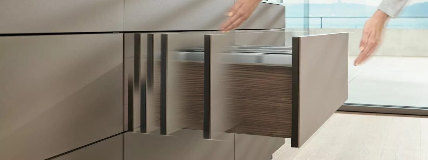 Tip on blum. Blum movento blumotion. ящик блюм пуш. мебель пуш опен блюм. мовенто типон.