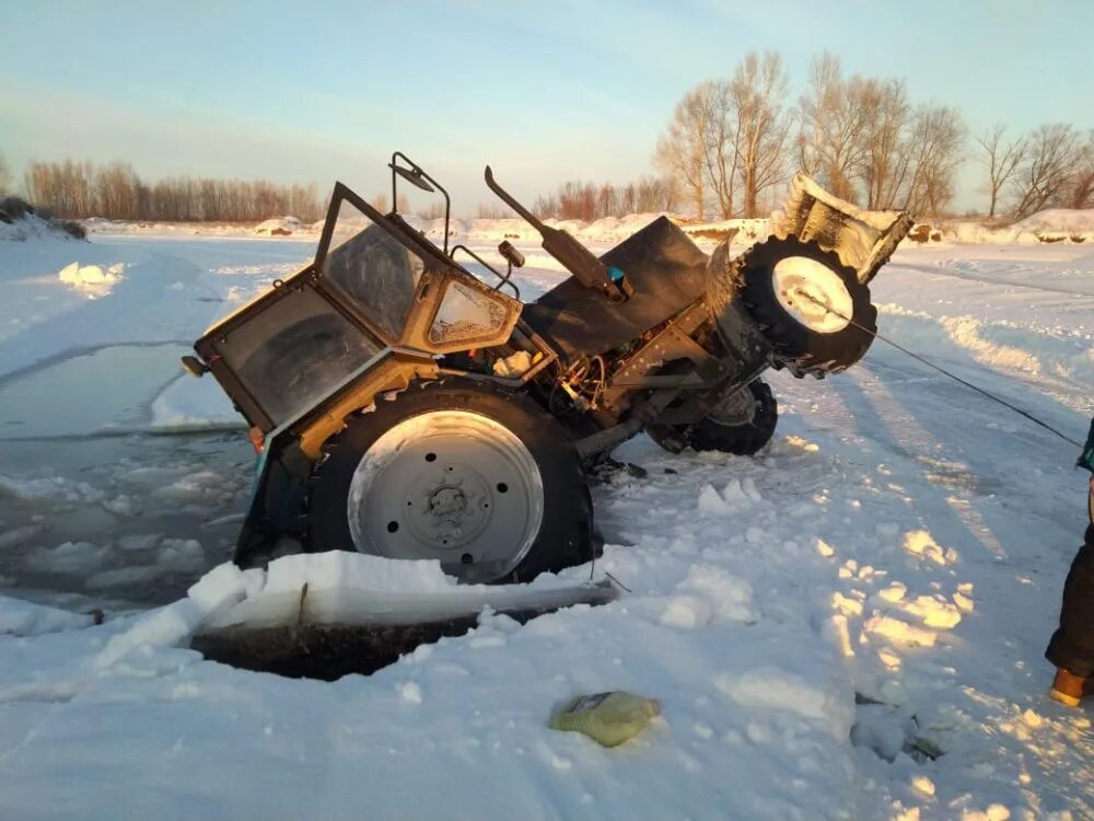 трактора под мостом. трактор провалился под лед. мост глупости калининград. арка под александровский мостом. северный мост воронеж.