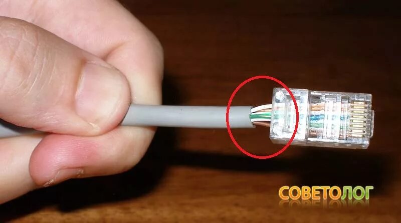 Неправильная обжимка rj45. Плохой обжатый коннектор rj45. Неправильно обжатый rj45. Обжатый кабель для интернета. Можно вставлять кабель