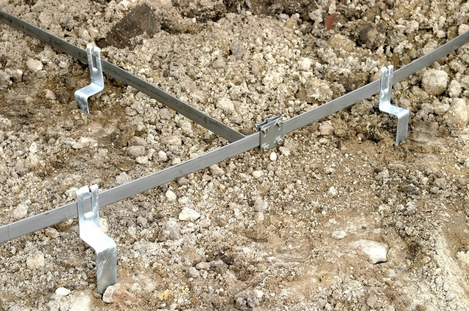 Штырь заземления оцинкованная ф 20 mm (1,5m. 40м) obo 5019355. Заземлитель вертикальный 16 мм l 1500 мм (ne1202). 5. Скоба-держатель полосы с болтом dkc nd2312.